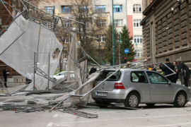 Vjetar lomio drveće u Sarajevu, pala skela na zgradi Predsjedništva ...