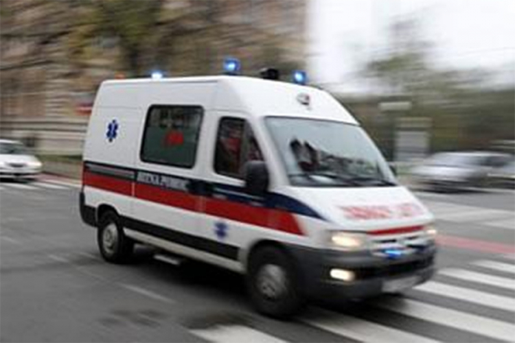 Dvoje povrijeđenih u sudaru renoa i kamiona