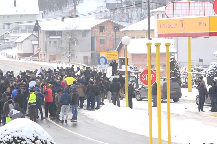 Demobilisani borci ponovo blokirali saobraćajnicu u Karušama