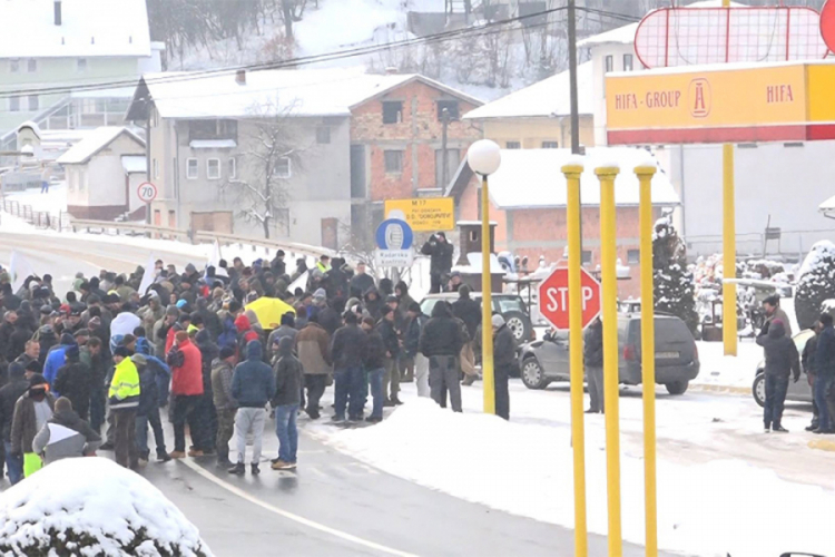Odblokiran put u Karušama kod Doboja, za sutra najavljen masovniji protest