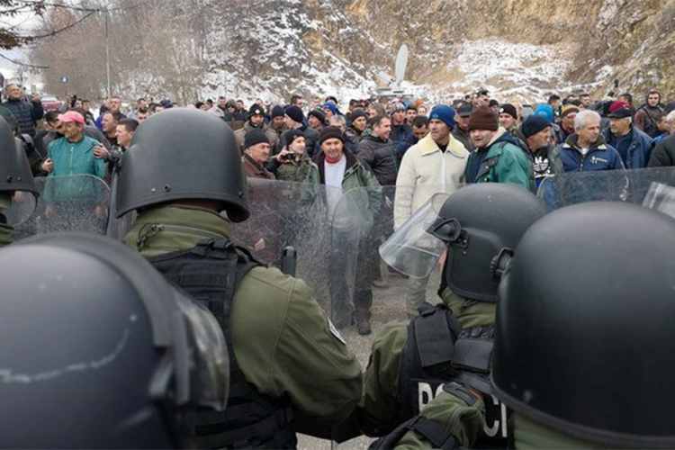 Borci protestuju u mjestu Mravići kod Doboja, stigla policija