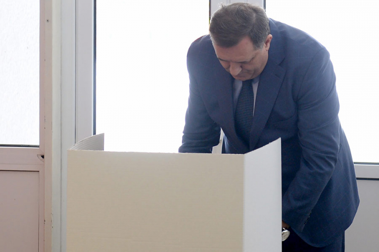 Dodik glasao na izborima u Beogradu: Jedino pravo koje koristim u Srbiji