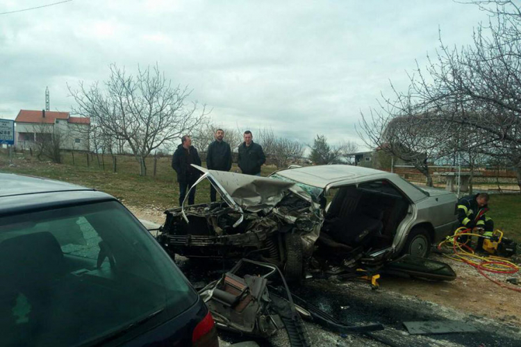 Dvoje povrijeđeno u sudaru, vatrogasci izvlačili vozača iz smrskanog mercedesa