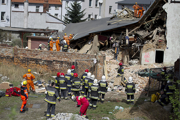 Urušila se stambena zgrada u Poljskoj, 4 mrtvih, 24 povrijeđenih
