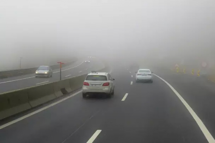 Putevi klizavi, vidljivost smanjena zbog magle