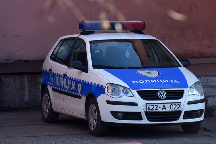 Razbojnik naoružan pištoljem opljačkao kladionicu u Banjaluci