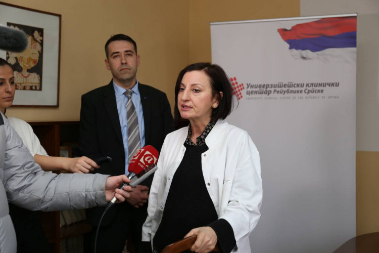 NLB Banka donirala Bioptron lampu Klinici za kožne i polne bolesti