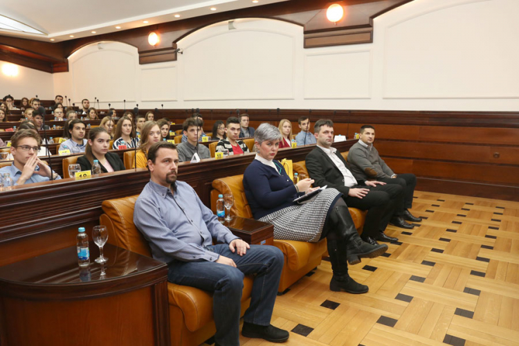 Srednjoškolci kao odbornici postavljali pitanja Zoranu Taliću