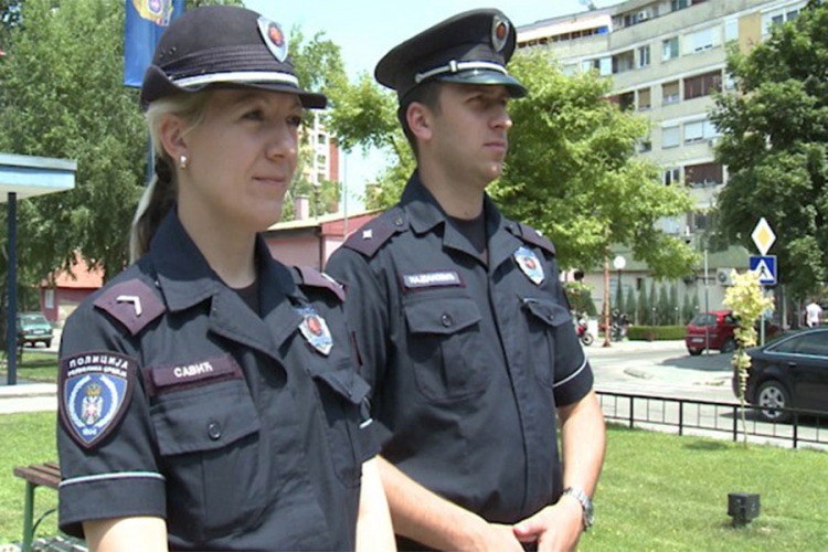 Policajci u uniformi  ne smiju imati bradu
