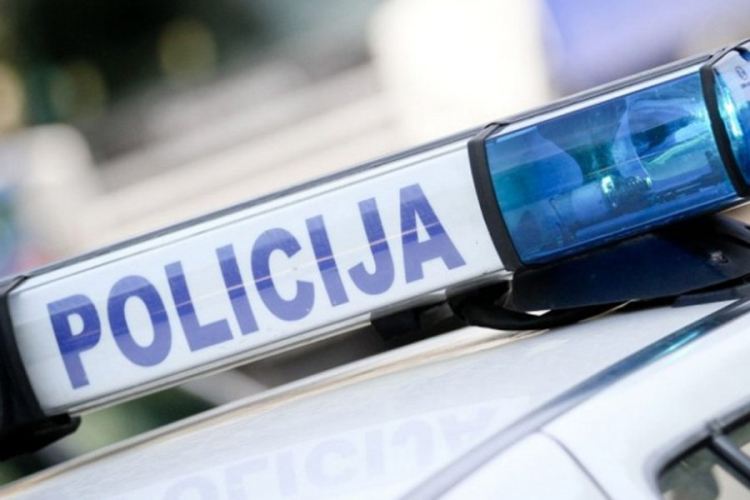 Za ove policajce zakon ne važi: Pretiču na punoj liniji bez rotacije