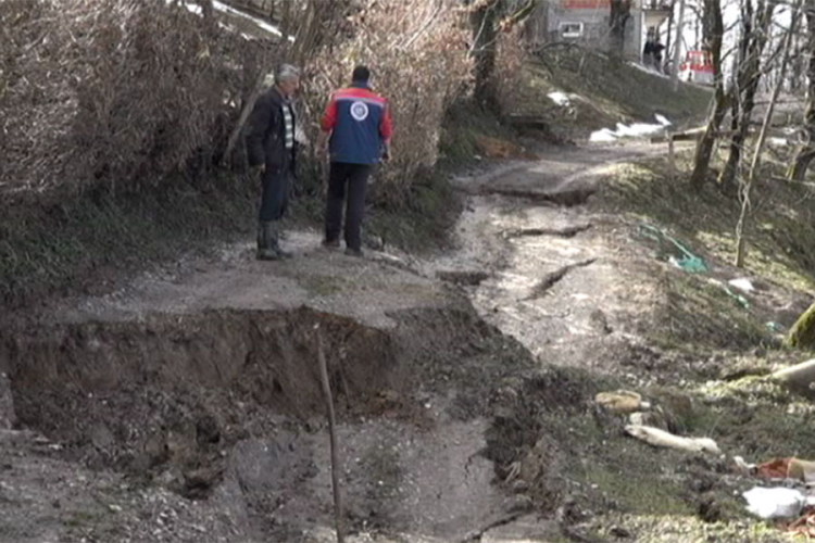 Aktivirano klizište kod Banjaluke, ugrožene kuće