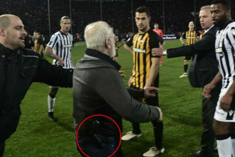 Predsjednik PAOK-a tvrdi da je potegao pištolj da spriječi "ljudske žrtve"