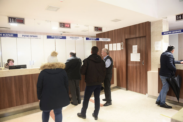 Sistem za izdavanje ličnih dokumenata proradio, građani na ivici živaca