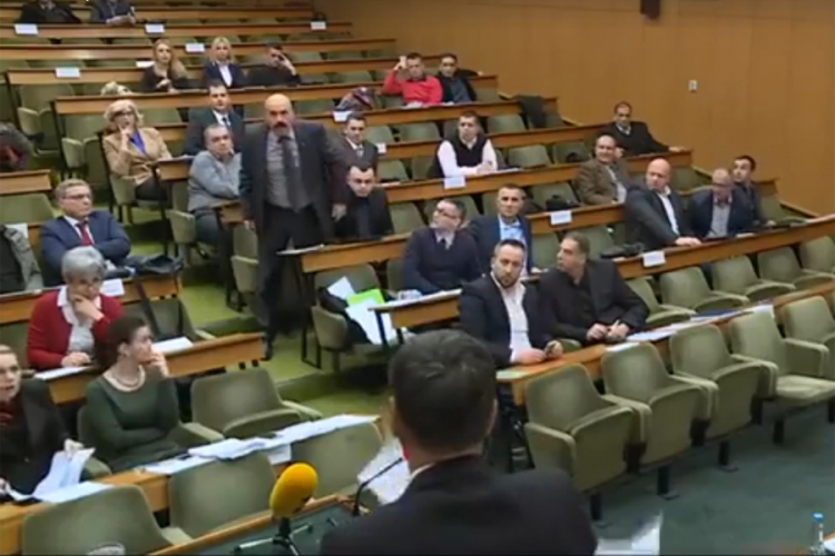 Vijećnik fasciklom gađao gradonačelnika Zenice