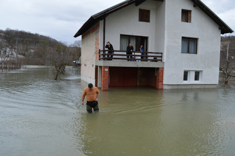 Sirene upozorile na vodu pred kućnim pragovima