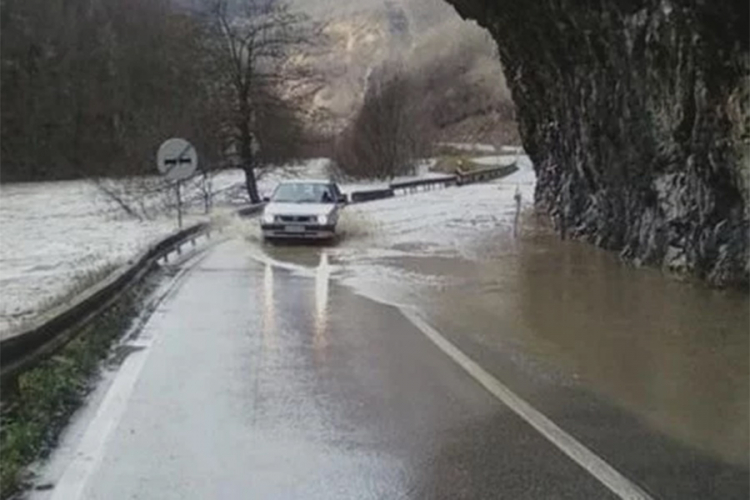 Obustavljen saobraćaj na putu Kozarska Dubica-Kostajnica