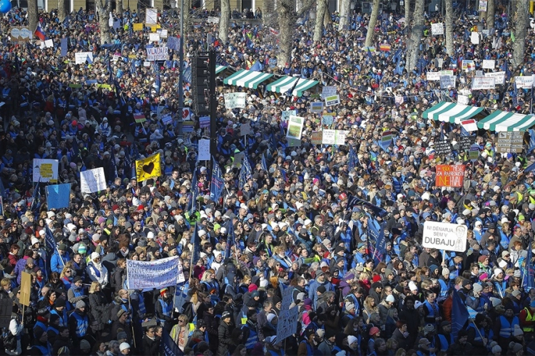 Više od 40.000 prosvjetara protestuje na ulicama Slovenije