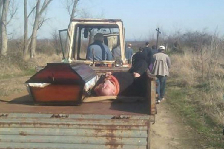 Pijanog popa do groblja vozili u prikolici pored mrtvaca jer nije mogao da hoda