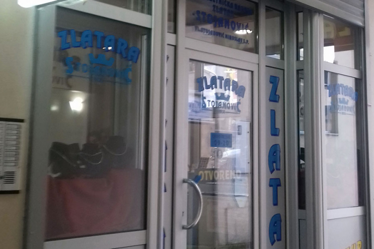 Maskirani napadač opljačkao zlataru u centru Prijedora
