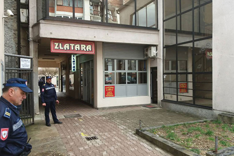 Za dva minuta opljačkao zlataru