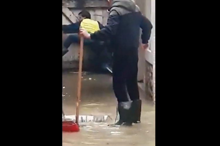 Talas potopio Stari grad u Budvi, vjetar napravio haos u Nikšiću