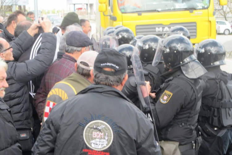 Deblokiran put prema graničnom prelazu Bijača: Bivši borci tvrde da ih je policija tukla nogama