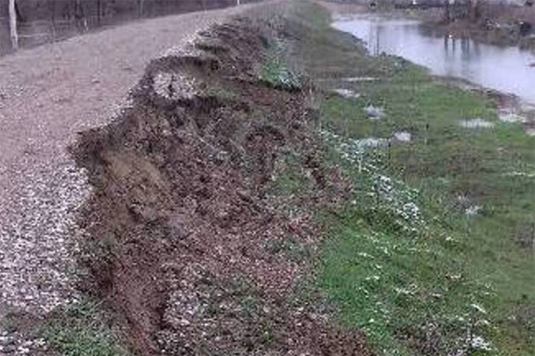 Popušta nasip u Mlinaricama između Kozarske Dubice i Gradiške