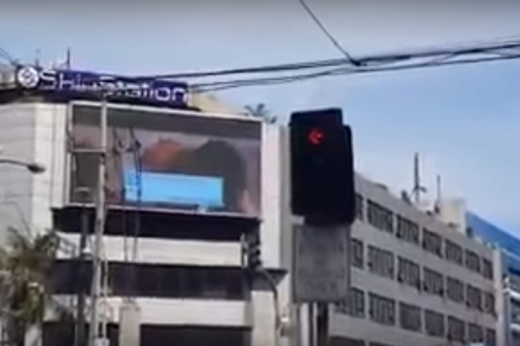 Pustili porno film na bilbordu u centru grada