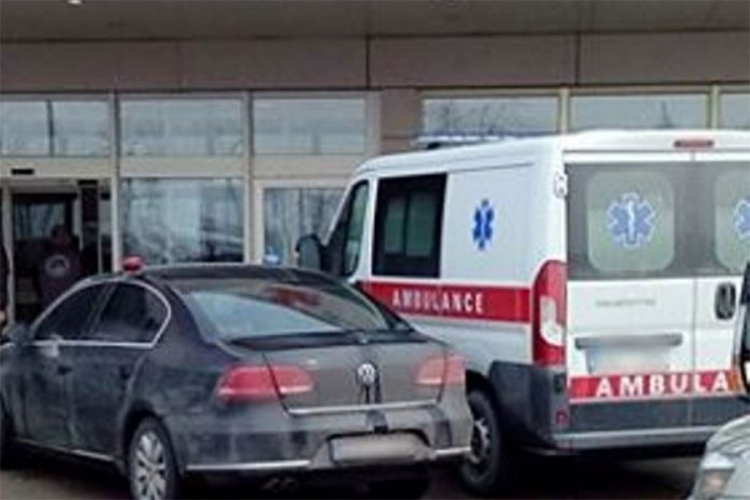 Prekršajni nalog za službenika MUP-a koji je parkirao auto ispred UKC-a