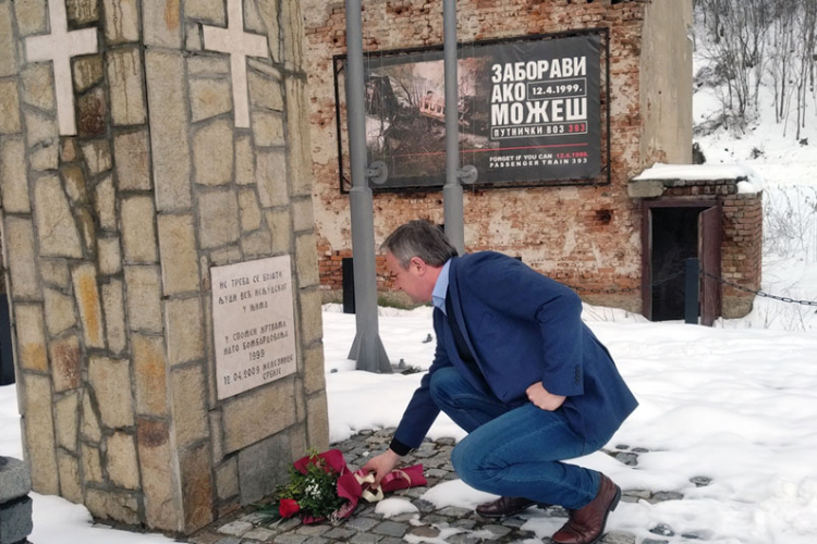 Borenović položio cvijeće na spomen-ploču u Grdeličkoj kliusri