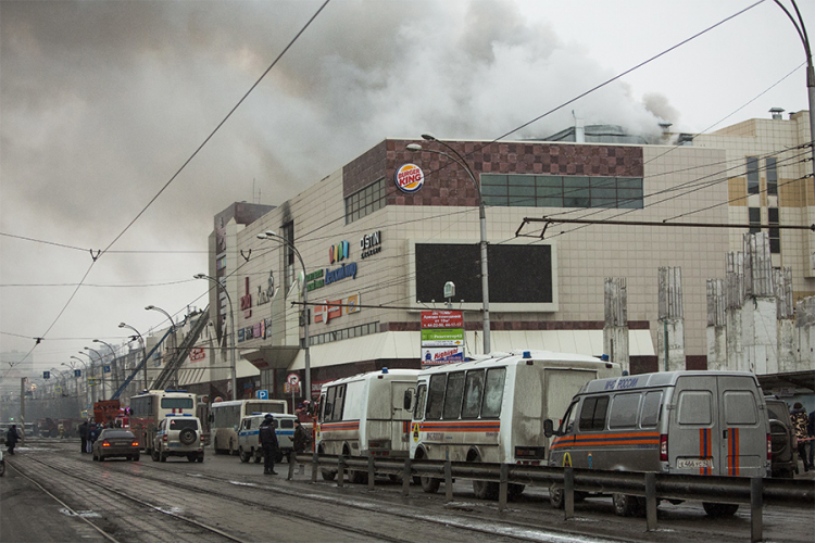 Izgradnja izgorjelog tržnog centra u Kemerovu puna propusta