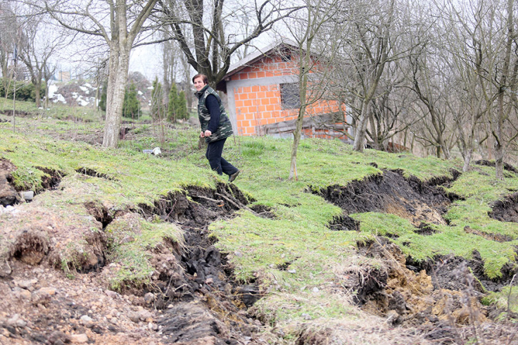 Petočlana porodica iz Banjaluke strepi da im zemlja ne odnese kuću