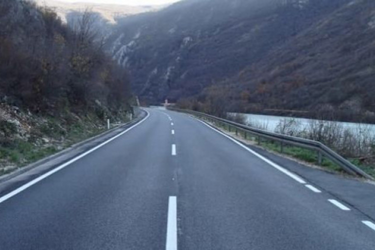 Poledica na planinama, odroni u usjecima