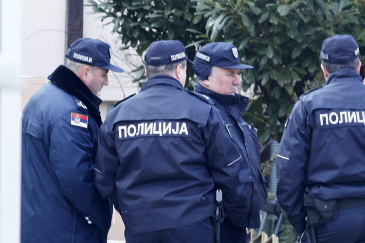 Dva mjeseca spavao pored mrtve majke, nije imao novca da je sahrani