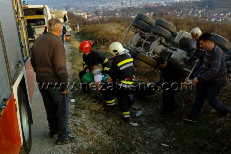Prevrnuo se kamion u Banjaluci, povrijeđen vozač