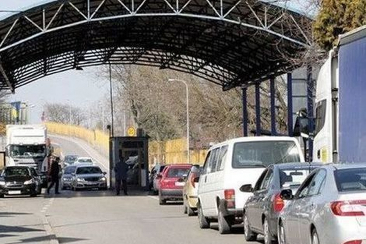 U Brodu i Gradišci na ulazu u BiH čeka se oko jedan čas