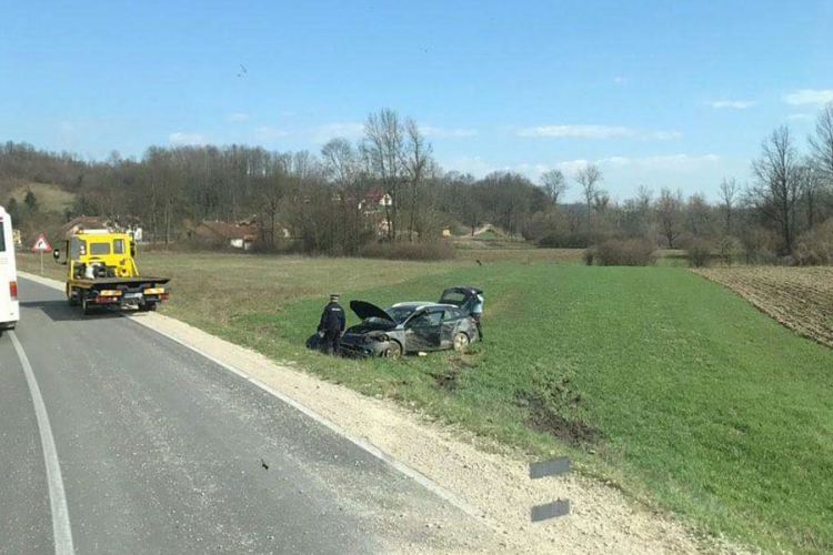Automobil sletio sa kolovoza kod Prnjavora