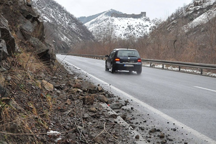 Učestali odroni, moguće i urušavanja stabala na kolovoz