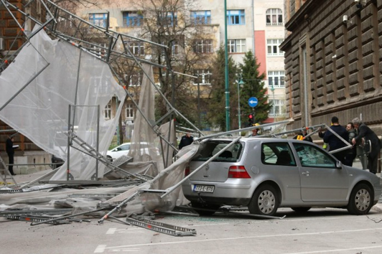 Vjetar lomio drveće u Sarajevu, pala skela na zgradi Predsjedništva BiH