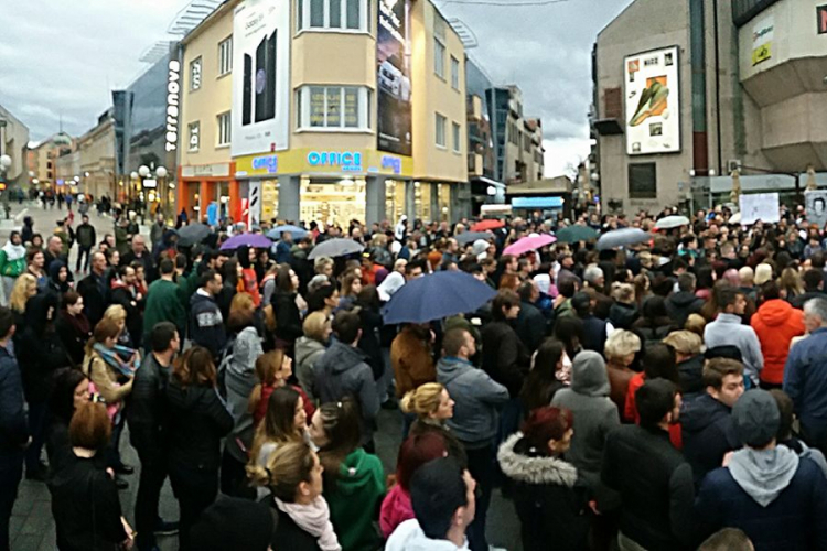 Banjalučani i večeras na Trgu: Otvorena knjiga žalosti za Davida