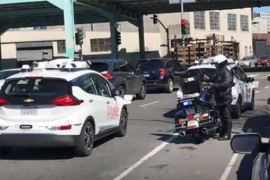 Policajac napisao kaznu samovozećem automobilu