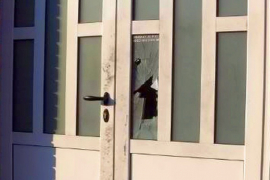 Polupano staklo na vratima crkve u Brčkom