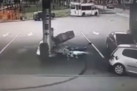 Točio gorivo, pa zaboravio crijevo u automobilu