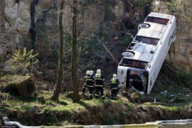Autobus sletio s puta, najmanje 17 djece poginulo