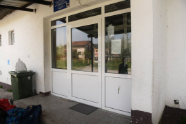 Srednjoškolci upaljačem oštetili vrata škole