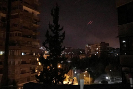 Ispaljeno više od 100 raketa na objekte u Siriji
