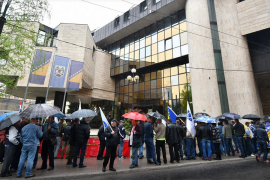 Demobilisani borci protestuju pred zgradom Federalnog parlamenta