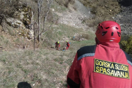 Četiri sata spašavali kravu koja je upala u vrtaču