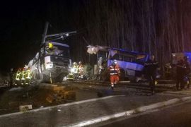 Školski minibus sudario se s vozom, poginulo 13 djece