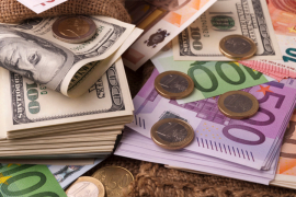 Dolar skočio na maksimum i potopio evro
